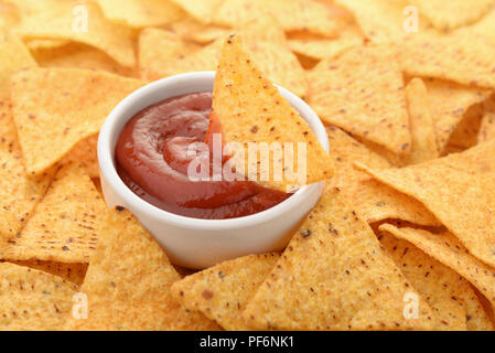 Nahaufnahme von Nacho Chips und Tomaten-dip-Sauce Stockfoto