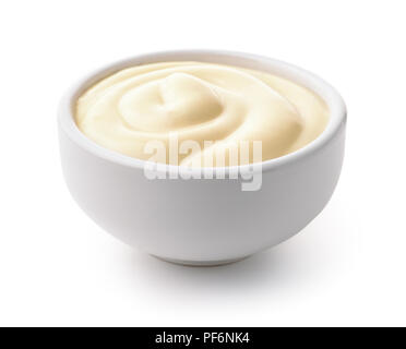 Keramik dip Schüssel voller Mayonnaise isoliert auf weißem Stockfoto