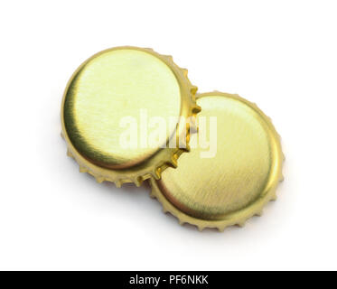 Blick von oben auf die beiden goldenen Flaschendeckel isoliert auf weißem Stockfoto