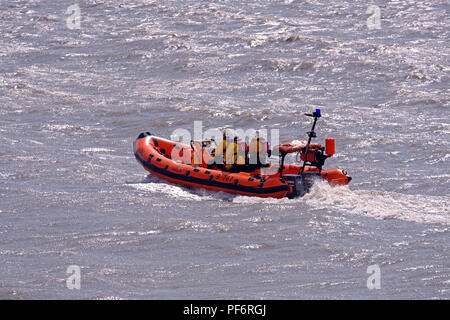 Weston-super-Mare, Großbritannien. 19 August, 2018. Ein Rettungsboot demonstriert Rettungstechniken bei der jährlichen RNLI Tag der offenen Tür. Credit: Keith Ramsey/Alamy leben Nachrichten Stockfoto