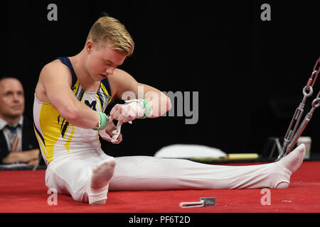 Boston, Massachussetts, USA. 18 Aug, 2018. CAMERON BOCK zieht sich seine Griffe in der Endrunde des Wettbewerbs bei TD Garden in Boston, Massachusetts, statt. Credit: Amy Sanderson/ZUMA Draht/Alamy leben Nachrichten Stockfoto