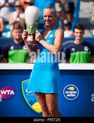 Mason, Ohio, USA. August 19, 2018: Kiki Bartens (NED) gewinnt ihren ersten Western Southern gewinnen in Mason, Ohio, USA. Brent Clark/Alamy leben Nachrichten Stockfoto