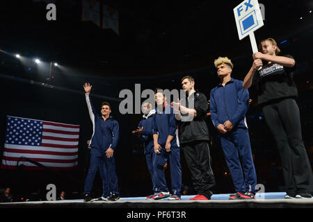 Boston, Massachussetts, USA. 18 Aug, 2018. SAM MIKULAK Wellen, wie er in der letzten Runde des Wettbewerbs bei TD Garden in Boston, Massachusetts, statt sich zu der Volksmenge eingeführt wird. Credit: Amy Sanderson/ZUMA Draht/Alamy leben Nachrichten Stockfoto