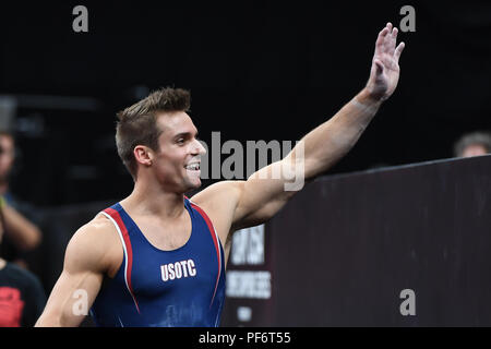 Boston, Massachussetts, USA. 18 Aug, 2018. SAM MIKULAK Wellen zu Fans, nachdem er die letzte Runde des Wettbewerbs bei TD Garden in Boston, Massachusetts, statt. Credit: Amy Sanderson/ZUMA Draht/Alamy leben Nachrichten Stockfoto