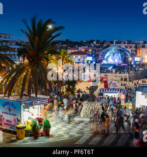 Cascais, Portugal, 19. August 2018: Zwischen dem 17. und 26, 2018, Praia do Ribeiro in Cascais ist Hosting die Festas do Mar Musik Festival Festival, mit berühmten portugiesischen Musiker, sowie brasilianische und afrikanische. Das Festival ist zu erwarten 500.000 Zuschauer für eine lebhafte Atmosphäre mit Food Trucks und Aktivitäten für alle Altersgruppen an. Am letzten Tag, Organisatoren haben ein Feuerwerk mit Blick auf die Bucht von Cascais Credit: Alexandre Rotenberg/Alamy Live News geplant Stockfoto