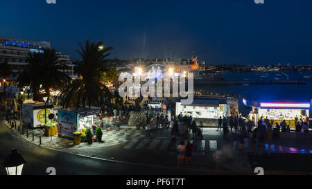 Cascais, Portugal, 19. August 2018: Zwischen dem 17. und 26, 2018, Praia do Ribeiro in Cascais ist Hosting die Festas do Mar Musik Festival Festival, mit berühmten portugiesischen Musiker, sowie brasilianische und afrikanische. Das Festival ist zu erwarten 500.000 Zuschauer für eine lebhafte Atmosphäre mit Food Trucks und Aktivitäten für alle Altersgruppen an. Am letzten Tag, Organisatoren haben ein Feuerwerk mit Blick auf die Bucht von Cascais Credit: Alexandre Rotenberg/Alamy Live News geplant Stockfoto