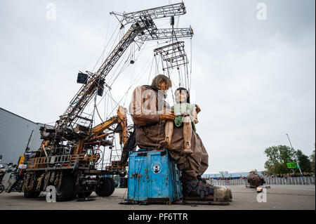 Leeuwarden, Niederlande, 19. August 2018. Der weltberühmte Herstellung von Royal de Luxe macht seine niederländische Premiere in der Europäischen Hauptstadt der Kultur. Im Laufe der drei Tage, die turmhohen Riesen die Straßen von Leeuwarden und ein unvergessliches Erlebnis mit ihren "grossen Skate im Eis" zeigen. Royal de Luxe ist eine außergewöhnliche Street Theatre Company. Das Unternehmen fliegt um die Welt mit ihren beeindruckenden Riesen, Marionetten, die mehrere Meter hoch und höher als der Gebäude um Sie herum. Credit: Ricardo Hernandez/Alamy leben Nachrichten Stockfoto