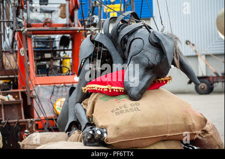 Leeuwarden, Niederlande, 19. August 2018. Der weltberühmte Herstellung von Royal de Luxe macht seine niederländische Premiere in der Europäischen Hauptstadt der Kultur. Im Laufe der drei Tage, die turmhohen Riesen die Straßen von Leeuwarden und ein unvergessliches Erlebnis mit ihren "grossen Skate im Eis" zeigen. Royal de Luxe ist eine außergewöhnliche Street Theatre Company. Das Unternehmen fliegt um die Welt mit ihren beeindruckenden Riesen, Marionetten, die mehrere Meter hoch und höher als der Gebäude um Sie herum. Credit: Ricardo Hernandez/Alamy leben Nachrichten Stockfoto