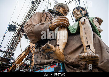 Leeuwarden, Niederlande, 19. August 2018. Der weltberühmte Herstellung von Royal de Luxe macht seine niederländische Premiere in der Europäischen Hauptstadt der Kultur. Im Laufe der drei Tage, die turmhohen Riesen die Straßen von Leeuwarden und ein unvergessliches Erlebnis mit ihren "grossen Skate im Eis" zeigen. Royal de Luxe ist eine außergewöhnliche Street Theatre Company. Das Unternehmen fliegt um die Welt mit ihren beeindruckenden Riesen, Marionetten, die mehrere Meter hoch und höher als der Gebäude um Sie herum. Credit: Ricardo Hernandez/Alamy leben Nachrichten Stockfoto