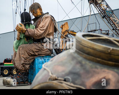 Leeuwarden, Niederlande, 19. August 2018. Der weltberühmte Herstellung von Royal de Luxe macht seine niederländische Premiere in der Europäischen Hauptstadt der Kultur. Im Laufe der drei Tage, die turmhohen Riesen die Straßen von Leeuwarden und ein unvergessliches Erlebnis mit ihren "grossen Skate im Eis" zeigen. Royal de Luxe ist eine außergewöhnliche Street Theatre Company. Das Unternehmen fliegt um die Welt mit ihren beeindruckenden Riesen, Marionetten, die mehrere Meter hoch und höher als der Gebäude um Sie herum. Credit: Ricardo Hernandez/Alamy leben Nachrichten Stockfoto