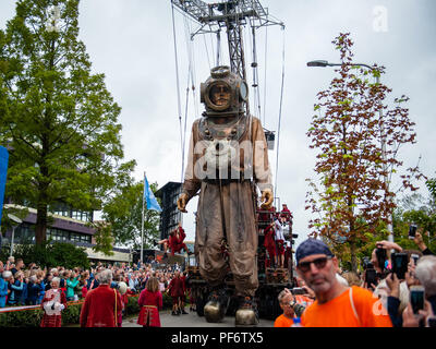 Leeuwarden, Niederlande, 19. August 2018. Der weltberühmte Herstellung von Royal de Luxe macht seine niederländische Premiere in der Europäischen Hauptstadt der Kultur. Im Laufe der drei Tage, die turmhohen Riesen die Straßen von Leeuwarden und ein unvergessliches Erlebnis mit ihren "grossen Skate im Eis" zeigen. Royal de Luxe ist eine außergewöhnliche Street Theatre Company. Das Unternehmen fliegt um die Welt mit ihren beeindruckenden Riesen, Marionetten, die mehrere Meter hoch und höher als der Gebäude um Sie herum. Credit: Ricardo Hernandez/Alamy leben Nachrichten Stockfoto