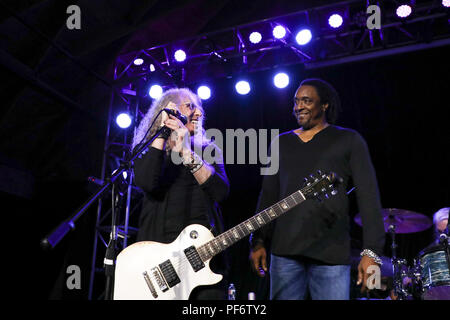 Ventura, Kalifornien, USA. 18 August, 2018. Musik Künstler Waddy Wachtel und Bernard Fowler durchführen am AlertTheGlobe.com Konzert Ereignis am 18. August 2018 Mit legendären Gitarristen Waddy Wachtel und Rolling Stones Sänger Bernard Fowler bei Discovery Ventura in Ventura, Kalifornien. Credit: Sheri Determan/Alamy leben Nachrichten Stockfoto
