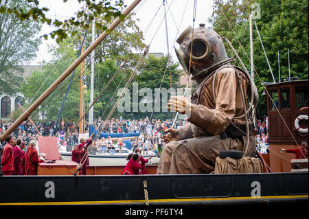 Leeuwarden, Niederlande, 19. August 2018. Der weltberühmte Herstellung von Royal de Luxe macht seine niederländische Premiere in der Europäischen Hauptstadt der Kultur. Im Laufe der drei Tage, die turmhohen Riesen die Straßen von Leeuwarden und ein unvergessliches Erlebnis mit ihren "grossen Skate im Eis" zeigen. Royal de Luxe ist eine außergewöhnliche Street Theatre Company. Das Unternehmen fliegt um die Welt mit ihren beeindruckenden Riesen, Marionetten, die mehrere Meter hoch und höher als der Gebäude um Sie herum. Credit: Ricardo Hernandez/Alamy leben Nachrichten Stockfoto