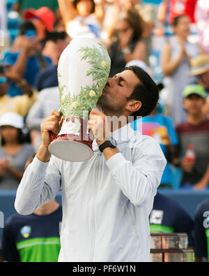 Mason, Ohio, USA. August 19, 2018: Novak Djokovic küsst den Rookwood Trophäe am Western Southern öffnen, Mason, Ohio, USA. Brent Clark/Alamy leben Nachrichten Stockfoto