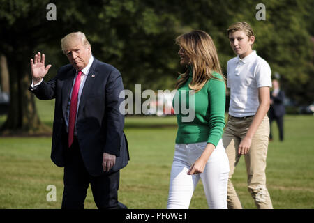 Washington, District of Columbia, USA. 19 Aug, 2018. Präsidenten der Vereinigten Staaten Donald J. Trumpf Spaziergänge über die South Rasen von Marine One mit First Lady Melania Trump und sein Sohn Barron, nach der Rückkehr in das Weiße Haus am 12.08.19, 2018 in Washington, DC, Präsident Trump war der Rückkehr aus dem Wochenende an seinem Bedminster, New Jersey Golf Resort. Quelle: Pete Marovich/Pool über CNP Credit: Pete Marovich/CNP/ZUMA Draht/Alamy leben Nachrichten Stockfoto