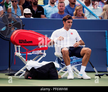 Mason, Ohio, USA. August 19, 2018: Roger Federer (SUI) in Zwischen Spiele gegen Novak Djokovic (SRB) Am westlichen Süden öffnen, Mason, Ohio, USA. Brent Clark/Alamy leben Nachrichten Stockfoto