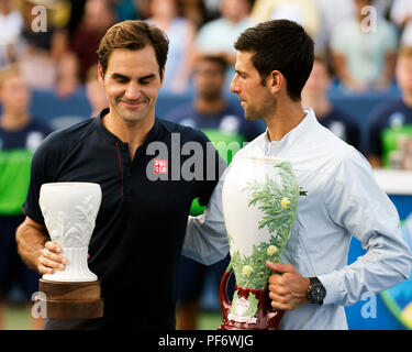 Mason, Ohio, USA. August 19, 2018: Roger Federer (SUI) und Novak Djokovic (SRB) bei der Preisverleihung am westlichen Süden öffnen, Mason, Ohio, USA. Brent Clark/Alamy leben Nachrichten Stockfoto