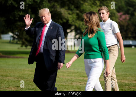 Präsidenten der Vereinigten Staaten Donald J. Trumpf Spaziergänge über die South Rasen von Marine One mit First Lady Melania Trump und sein Sohn Barron, nach der Rückkehr in das Weiße Haus am 12.08.19, 2018 in Washington, DC, Präsident Trump war der Rückkehr aus dem Wochenende an seinem Bedminster, New Jersey Golf Resort. Quelle: Pete Marovich/Pool über CNP | Verwendung weltweit Stockfoto