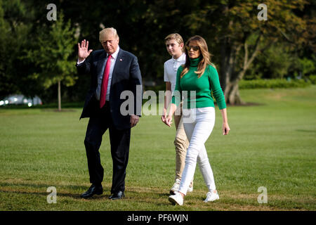 Präsidenten der Vereinigten Staaten Donald J. Trumpf Spaziergänge über die South Rasen von Marine One mit First Lady Melania Trump und sein Sohn Barron, nach der Rückkehr in das Weiße Haus am 12.08.19, 2018 in Washington, DC, Präsident Trump war der Rückkehr aus dem Wochenende an seinem Bedminster, New Jersey Golf Resort. Quelle: Pete Marovich/Pool über CNP | Verwendung weltweit Stockfoto