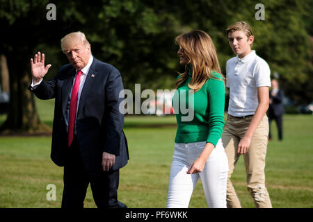 Präsidenten der Vereinigten Staaten Donald J. Trumpf Spaziergänge über die South Rasen von Marine One mit First Lady Melania Trump und sein Sohn Barron, nach der Rückkehr in das Weiße Haus am 12.08.19, 2018 in Washington, DC, Präsident Trump war der Rückkehr aus dem Wochenende an seinem Bedminster, New Jersey Golf Resort. Quelle: Pete Marovich/Pool über CNP/MediaPunch Stockfoto