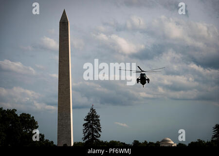 Präsidenten der Vereinigten Staaten Donald J. Trumpf kommt auf der South Lawn an Bord Marine One mit First Lady Melania Trump und sein Sohn Barron, nach der Rückkehr in das Weiße Haus am 12.08.19, 2018 in Washington, DC, Präsident Trump war der Rückkehr aus dem Wochenende an seinem Bedminster, New Jersey Golf Resort. Quelle: Pete Marovich/Pool über CNP | Verwendung weltweit Stockfoto