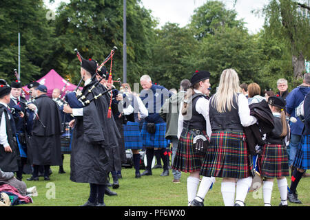 Glasgow Green, Schottland, Großbritannien. 18. Aug 2018. Rund 8000 Pfeifer und Trommler nahmen an der Meisterschaft 2018 am Freitag und Samstag. Menschenmassen versammelt zu sehen der Bands. Die World Pipe Band Championships, wie wir dies gegenwärtig kennen sie seit 1947 inszeniert wurden. 214 Pipe Bands aus 13 Ländern konkurrierten am 17. und 18. August dieses Jahres. Die Veranstaltung begrüßte die Wettbewerber von über Schottland, Europa, Nordamerika, Neuseeland und Australien. Kredit Malgorzata Larys/Alamy leben Nachrichten Stockfoto