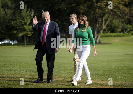 Washington, District of Columbia, USA. 19 Aug, 2018. Präsidenten der Vereinigten Staaten Donald J. Trumpf Spaziergänge über die South Rasen von Marine One mit First Lady Melania Trump und sein Sohn Barron, nach der Rückkehr in das Weiße Haus. Präsident Trump war der Rückkehr aus dem Wochenende an seinem Bedminster, New Jersey Golf Resort. Quelle: Pete Marovich/CNP/ZUMA Draht/Alamy leben Nachrichten Stockfoto