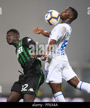 Reggio Emilia, Italien. 19 Aug, 2018. Inter Mailand der Kwadwo Asamoah (R) Mias mit sassuolo von Alfred Duncan während einer Serie ein Fußballspiel zwischen dem FC Inter- und Sassuolo in Reggio Emilia, Italien, Aug 19., 2018. Inter Mailand verlor 0-1. Credit: Alberto Lingria/Xinhua/Alamy leben Nachrichten Stockfoto