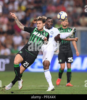 Reggio Emilia, Italien. 19 Aug, 2018. Inter Mailand der Kwadwo Asamoah (R) Mias mit Sassuolo Pol Lirola während einer Serie ein Fußballspiel zwischen dem FC Inter- und Sassuolo in Reggio Emilia, Italien, Aug 19., 2018. Inter Mailand verlor 0-1. Credit: Alberto Lingria/Xinhua/Alamy leben Nachrichten Stockfoto