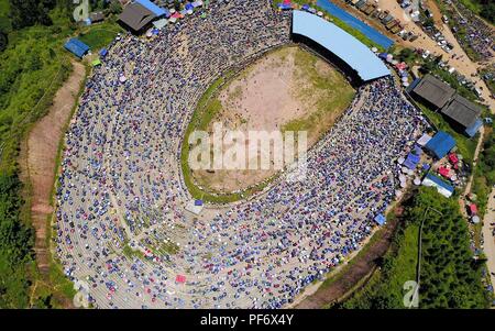 Congjiang, Congjiang, China. 20 Aug, 2018. Congjiang, CHINA - Der Stierkampf in Congjiang gehalten, im Südwesten Chinas Provinz Guizhou. Credit: SIPA Asien/ZUMA Draht/Alamy leben Nachrichten Stockfoto