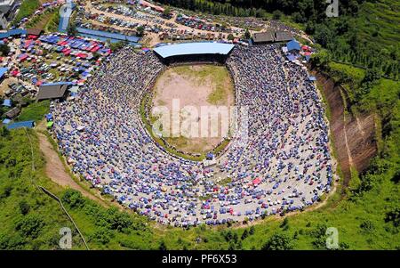 Congjiang, Congjiang, China. 20 Aug, 2018. Congjiang, CHINA - Der Stierkampf in Congjiang gehalten, im Südwesten Chinas Provinz Guizhou. Credit: SIPA Asien/ZUMA Draht/Alamy leben Nachrichten Stockfoto