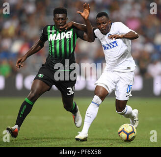 Reggio Emilia, Italien. 19 Aug, 2018. Inter Mailand der Kwadwo Asamoah (R) Mias mit sassuolo von Alfred Duncan während einer Serie ein Fußballspiel zwischen dem FC Inter- und Sassuolo in Reggio Emilia, Italien, Aug 19., 2018. Inter Mailand verlor 0-1. Credit: Alberto Lingria/Xinhua/Alamy leben Nachrichten Stockfoto