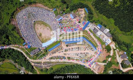 Congjiang, Congjiang, China. 20 Aug, 2018. Congjiang, CHINA - Der Stierkampf in Congjiang gehalten, im Südwesten Chinas Provinz Guizhou. Credit: SIPA Asien/ZUMA Draht/Alamy leben Nachrichten Stockfoto