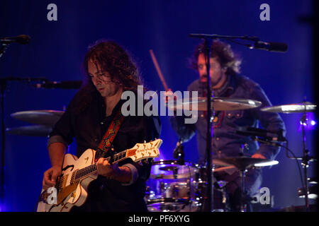 Glanusk Park, Brecon, Wales, 19. August 2018. Tag 3 des Green man Musikfestivals in den Brecon Beacons Mountains in Wales. Im Bild: Sänger und Gitarrist Adam Granduciel von der preisgekrönten Rockband war on Drugs, die die Hauptrolle auf der Mountain Stage spielt. Quelle: Rob Watkins/Alamy Live News. INFO: The war on Drugs ist eine US-amerikanische Rockband, die 2005 gegründet wurde und für ihren weitläufigen, atmosphärischen Sound bekannt ist, der Rock und Heartland-Einflüsse verbindet. Unter der Leitung von Adam Granduciel erlangten sie mit Alben wie Lost in the Dream und A Deeper Understanding große Anerkennung. Stockfoto