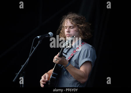 Glanusk Park, Brecon, Wales, 19. August 2018. Tag Drei der Grüne Mann Musik Festival in die Brecon Beacons Berge in Wales. Im Bild: Folk Rock Sänger Kevin Morby spielt die wichtigsten Mountain Stage. Bild: Rob Watkins/Alamy leben Nachrichten Stockfoto