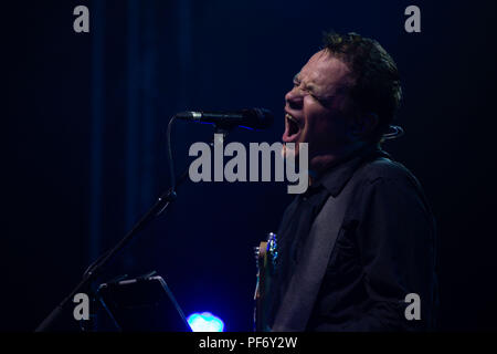 Glanusk Park, Brecon, Wales, 19. August 2018. Tag 3 des Green man Musikfestivals in den Brecon Beacons Mountains in Wales. David Gedge von Indie-Musik-Legenden The Wedding Present spielt das Far Out Tent. Quelle: Rob Watkins/Alamy Live News Stockfoto