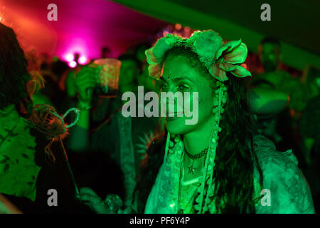 Glanusk Park, Brecon, Wales, 19. August 2018. Tag 3 des Green man Musikfestivals in den Brecon Beacons Mountains in Wales. Im Bild: Reggaemandsfreundliches Feuer spielt die Chai Wallahs Stage und es gibt eine unglaubliche Atmosphäre im Zelt, während die Leute in keltischer Kleidung bis in die frühen Morgenstunden tanzen. Quelle: Rob Watkins/Alamy Live News Stockfoto