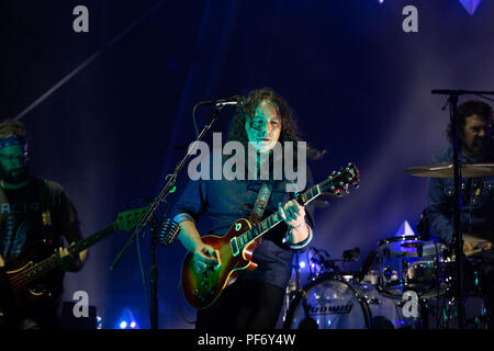 Glanusk Park, Brecon, Wales, 19. August 2018. Tag 3 des Green man Musikfestivals in den Brecon Beacons Mountains in Wales. Im Bild: Sänger und Gitarrist Adam Granduciel von der preisgekrönten Rockband war on Drugs, die die Hauptrolle auf der Mountain Stage spielt. Quelle: Rob Watkins/Alamy Live News. INFO: The war on Drugs ist eine US-amerikanische Rockband, die 2005 gegründet wurde und für ihren weitläufigen, atmosphärischen Sound bekannt ist, der Rock und Heartland-Einflüsse verbindet. Unter der Leitung von Adam Granduciel erlangten sie mit Alben wie Lost in the Dream und A Deeper Understanding große Anerkennung. Stockfoto