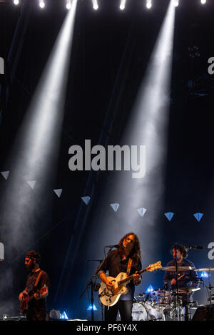 Glanusk Park, Brecon, Wales, 19. August 2018. Tag 3 des Green man Musikfestivals in den Brecon Beacons Mountains in Wales. Im Bild: Sänger und Gitarrist Adam Granduciel von der preisgekrönten Rockband war on Drugs, die die Hauptrolle auf der Mountain Stage spielt. Quelle: Rob Watkins/Alamy Live News. INFO: The war on Drugs ist eine US-amerikanische Rockband, die 2005 gegründet wurde und für ihren weitläufigen, atmosphärischen Sound bekannt ist, der Rock und Heartland-Einflüsse verbindet. Unter der Leitung von Adam Granduciel erlangten sie mit Alben wie Lost in the Dream und A Deeper Understanding große Anerkennung. Stockfoto