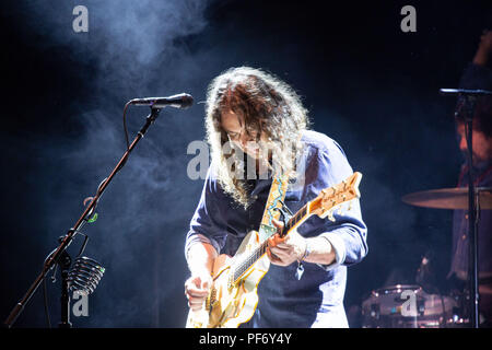 Glanusk Park, Brecon, Wales, 19. August 2018. Tag 3 des Green man Musikfestivals in den Brecon Beacons Mountains in Wales. Im Bild: Sänger und Gitarrist Adam Granduciel von der preisgekrönten Rockband war on Drugs, die die Hauptrolle auf der Mountain Stage spielt. Quelle: Rob Watkins/Alamy Live News. INFO: The war on Drugs ist eine US-amerikanische Rockband, die 2005 gegründet wurde und für ihren weitläufigen, atmosphärischen Sound bekannt ist, der Rock und Heartland-Einflüsse verbindet. Unter der Leitung von Adam Granduciel erlangten sie mit Alben wie Lost in the Dream und A Deeper Understanding große Anerkennung. Stockfoto