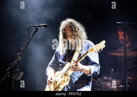 Glanusk Park, Brecon, Wales, 19. August 2018. Tag 3 des Green man Musikfestivals in den Brecon Beacons Mountains in Wales. Im Bild: Sänger und Gitarrist Adam Granduciel von der preisgekrönten Rockband war on Drugs, die die Hauptrolle auf der Mountain Stage spielt. Quelle: Rob Watkins/Alamy Live News. INFO: The war on Drugs ist eine US-amerikanische Rockband, die 2005 gegründet wurde und für ihren weitläufigen, atmosphärischen Sound bekannt ist, der Rock und Heartland-Einflüsse verbindet. Unter der Leitung von Adam Granduciel erlangten sie mit Alben wie Lost in the Dream und A Deeper Understanding große Anerkennung. Stockfoto