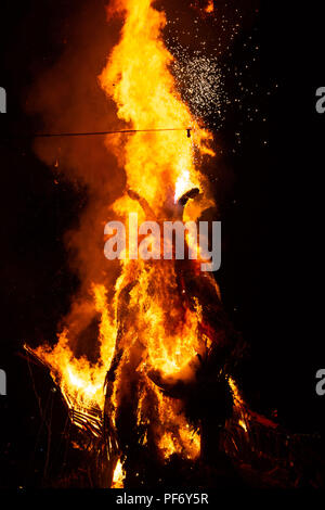 Glanusk Park, Brecon, Wales, 19. August 2018. Tag Drei der Grüne Mann Musik Festival in die Brecon Beacons Berge in Wales. Im Bild: Der riesige Grüne Mann Wicker Man leuchtet um Mitternacht am letzten Tag des Festivals. Bild: Rob Watkins/Alamy Stockfoto