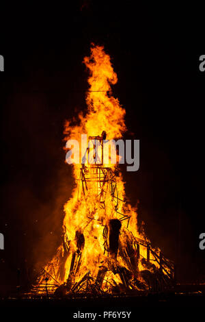 Glanusk Park, Brecon, Wales, 19. August 2018. Tag Drei der Grüne Mann Musik Festival in die Brecon Beacons Berge in Wales. Im Bild: Der riesige Grüne Mann Wicker Man leuchtet um Mitternacht am letzten Tag des Festivals. Bild: Rob Watkins/Alamy Stockfoto