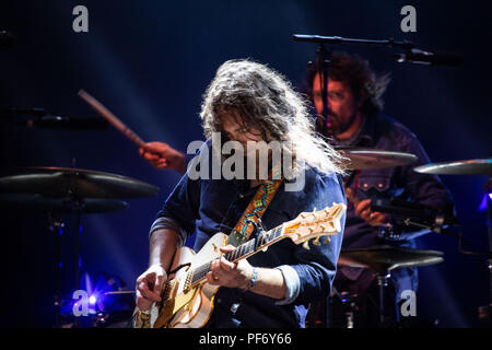 Glanusk Park, Brecon, Wales, 19. August 2018. Tag 3 des Green man Musikfestivals in den Brecon Beacons Mountains in Wales. Im Bild: Sänger und Gitarrist Adam Granduciel von der preisgekrönten Rockband war on Drugs, die die Hauptrolle auf der Mountain Stage spielt. Quelle: Rob Watkins/Alamy Live News. INFO: The war on Drugs ist eine US-amerikanische Rockband, die 2005 gegründet wurde und für ihren weitläufigen, atmosphärischen Sound bekannt ist, der Rock und Heartland-Einflüsse verbindet. Unter der Leitung von Adam Granduciel erlangten sie mit Alben wie Lost in the Dream und A Deeper Understanding große Anerkennung. Stockfoto