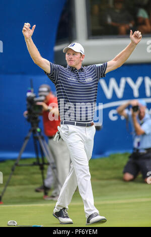 Greensboro, North Carolina, USA. 19 August, 2018. August 19, 2018: Brandt Snedeker feiert den Gewinn der Wyndham Meisterschaft bei Sedgefield Country Club in Greensboro, NC. Jonathan Huff/CSM Credit: Cal Sport Media/Alamy leben Nachrichten Stockfoto