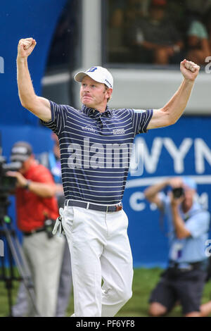 Greensboro, North Carolina, USA. 19 August, 2018. August 19, 2018: Brandt Snedeker feiert den Gewinn der Wyndham Meisterschaft bei Sedgefield Country Club in Greensboro, NC. Jonathan Huff/CSM Credit: Cal Sport Media/Alamy leben Nachrichten Stockfoto