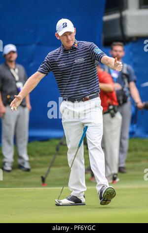 Greensboro, North Carolina, USA. 19 August, 2018. August 19, 2018: Brandt Snedeker feiert den Gewinn der Wyndham Meisterschaft bei Sedgefield Country Club in Greensboro, NC. Jonathan Huff/CSM Credit: Cal Sport Media/Alamy leben Nachrichten Stockfoto