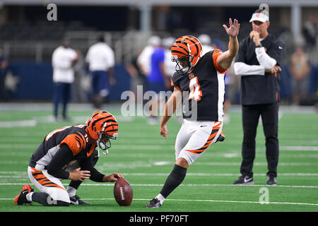 18. August 2018: Cincinnati Bengals Ort kicker Randy Bullock (4) erwärmt sich vor der NFL Football Spiel zwischen den Cincinnati Bengals und die Dallas Cowboys bei AT&T Stadium in Arlington, Texas. Shane Roper/Cal Sport Media Stockfoto