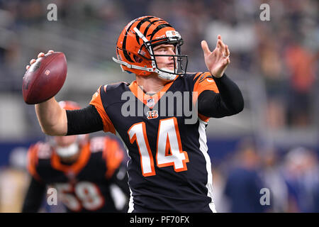 18. August 2018: Cincinnati Bengals Quarterback Andy Dalton (14) erwärmt sich vor der NFL Football Spiel zwischen den Cincinnati Bengals und die Dallas Cowboys bei AT&T Stadium in Arlington, Texas. Shane Roper/Cal Sport Media Stockfoto