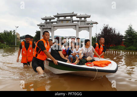 Huaibei, Anhui Chinas Provinz. 19 Aug, 2018. Retter Transfer die Flut - gestrandeten Menschen in Stadt Huaibei, im Osten der chinesischen Provinz Anhui, Nov. 19, 2018. Typhoon Rumbia hat starker Regen, Huaibei gebracht und einige Orte in Huaibei wurden durch Hochwasser überflutet. Quelle: Wan-Shanchao/Xinhua/Alamy leben Nachrichten Stockfoto